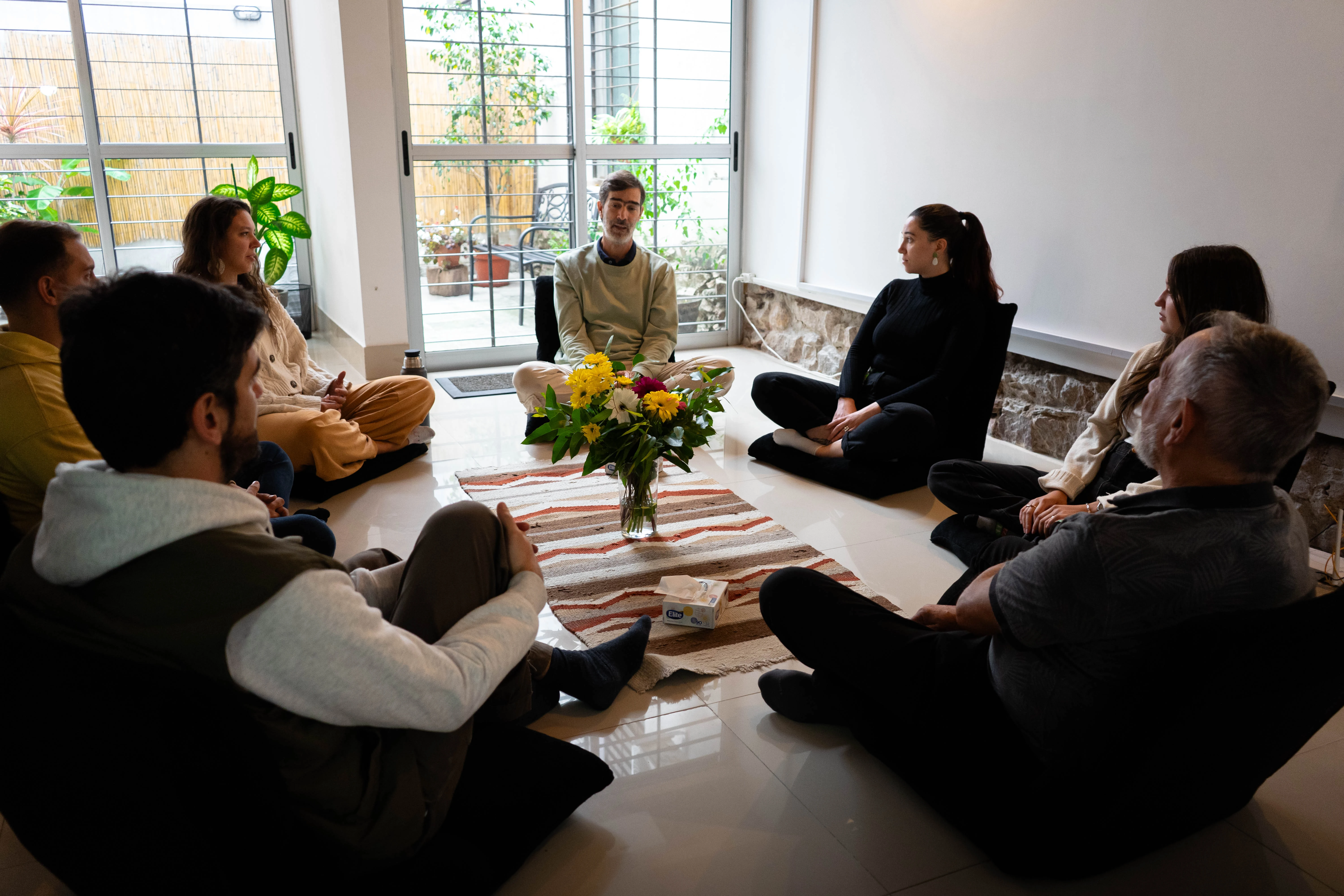 grupo de personas reunidas